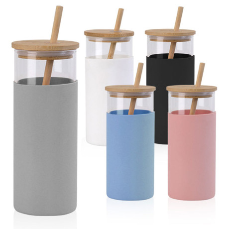 כוס זכוכית עם קש