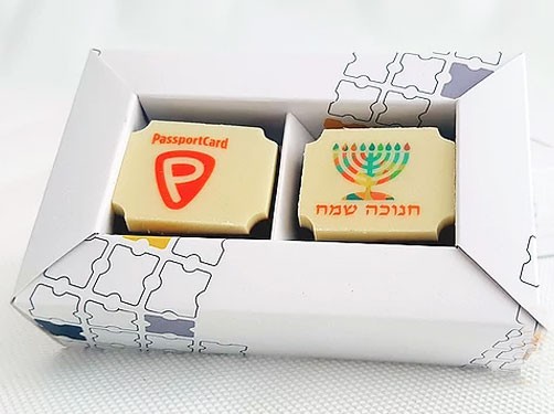 זוג פרליני שוקולד בלגי עם הדפס לוגו 